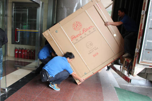 卢龙钢琴贵重工艺品无忧运